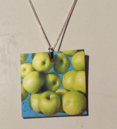 De här äpplena fotade jag på Hötorget i ett av stånden. De ser ut som en Magritte tavla, eller flygande äpplen.